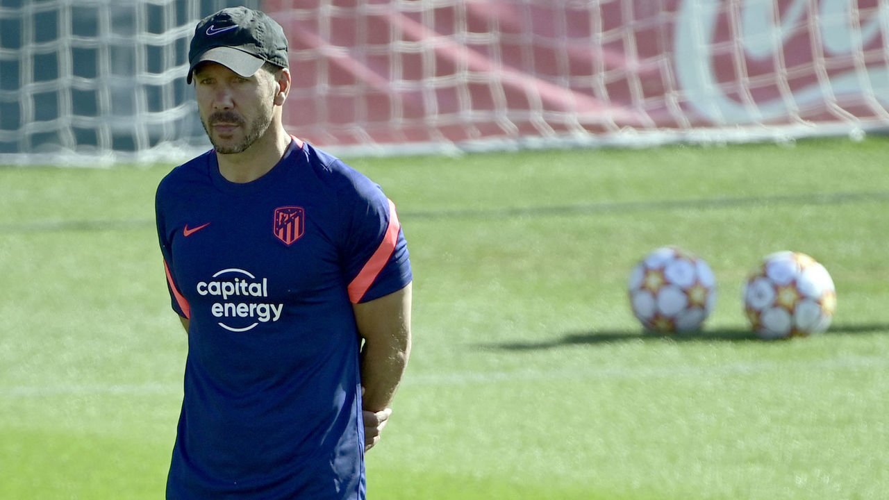 Atletico Madrid's Argentinian coach Diego Simeone heads a training session at the club's training ground in Majadahonda on September 27, 2021 on the eve of the UEFA Champions League first round group B footbal match between Milan and Atletico Madrid.
