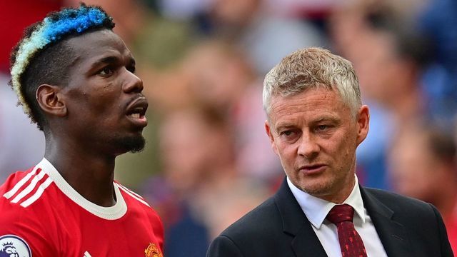 Manchester United's Norwegian manager Ole Gunnar Solskjaer (R) talks with Manchester United's French midfielder Paul Pogba as they leave the pitch at half-time during the English Premier League football match between Manchester United and Aston Villa at Old Trafford in Manchester, north west England, on September 25, 2021. - RESTRICTED TO EDITORIAL USE. No use with unauthorized audio, video, data, fixture lists, club/league logos or 'live' services. Online in-match use limited to 120 images. An additional 40 images may be used in extra time. No video emulation. Social media in-match use limited to 120 images. An additional 40 images may be used in extra time. No use in betting publications, games or single club/league/player publications.
