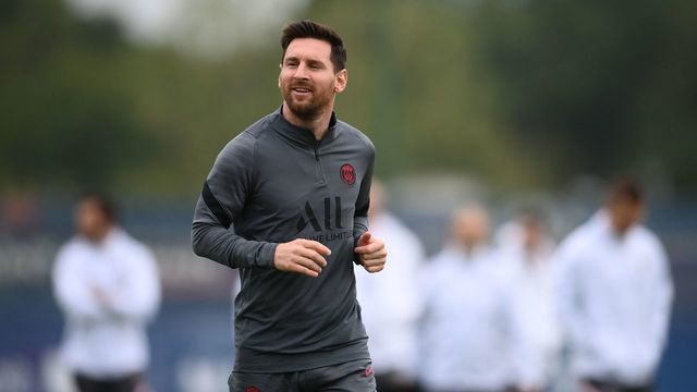 Paris Saint-Germain's Argentinian forward Lionel Messi takes part in a training session at the club's Camp des Loges training ground in Saint-Germain-en-Laye on September 27, 2021 on the eve of their UEFA Champions Leage first round group A football match against Manchester City.
