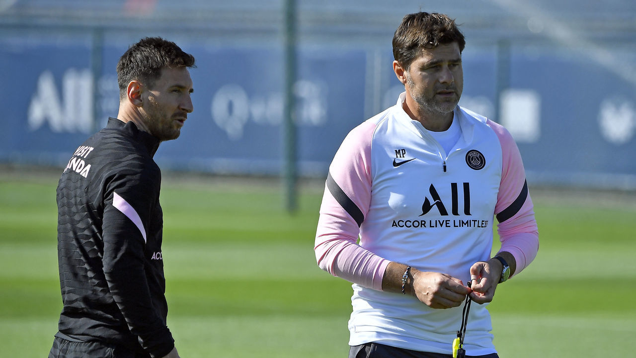 PARIS, FRANCE - SEPTEMBER 17: Leo Messi speaks with head coach Mauricio Pochettino during a Paris Saint-Germain training session at Ooredoo Center on September 17, 2021 in Paris, France.