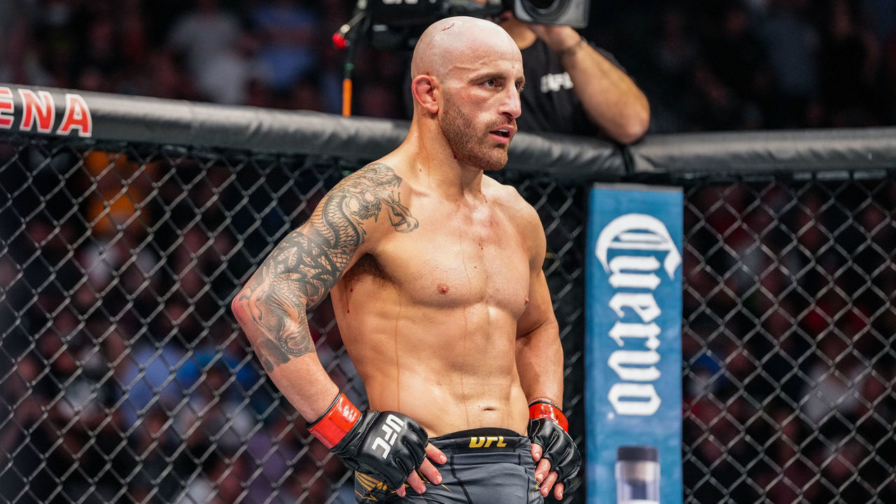LAS VEGAS, NV - SEPTEMBER 25: (L-R) Alexander Volkanovski in their featherweight fight during UFC 266 on September 25, 2021, at T-Mobile Arena in Las Vegas, NV.