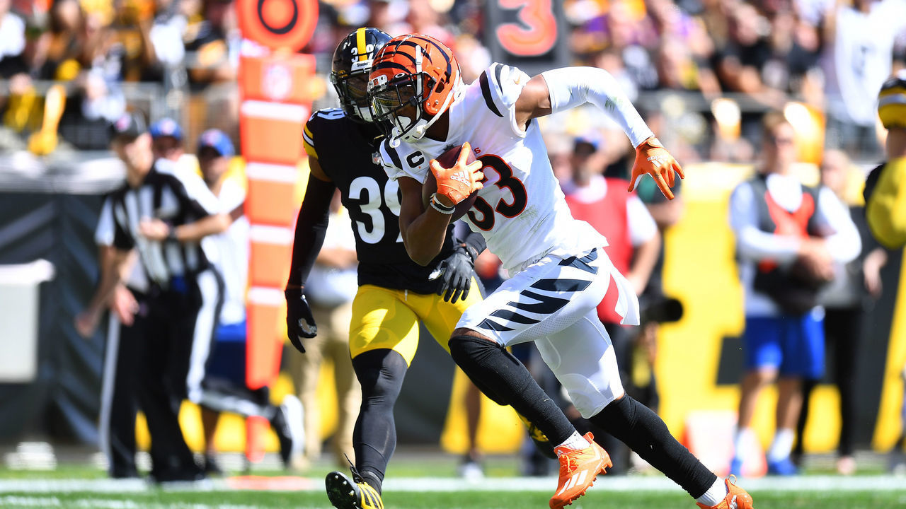 PITTSBURGH, PENNSYLVANIA - SEPTEMBER 26: Tyler Boyd #83 of the Cincinnati Bengals runs the ball during the first quarter in the game against the Pittsburgh Steelers at Heinz Field on September 26, 2021 in Pittsburgh, Pennsylvania.