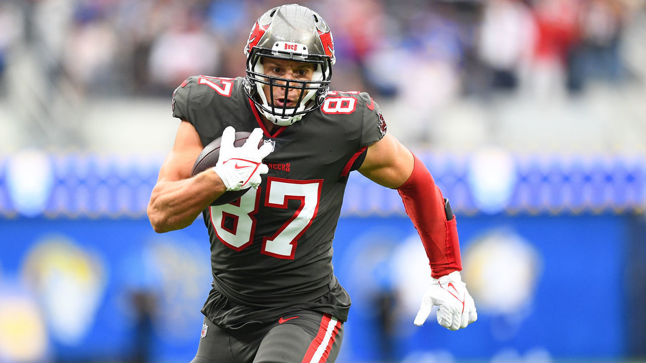 INGLEWOOD, CA - SEPTEMBER 26: Tampa Bay Buccaneers tight end Rob Gronkowski (87) runs up field during the NFL game between the Tampa Bay Buccaneers and the Los Angeles Rams on September 26, 2021, at SoFi Stadium in Inglewood, CA.