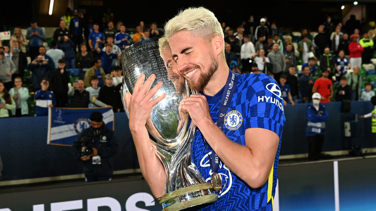 BELFAST, NORTHERN IRELAND - AUGUST 11: Jorginho of Chelsea celebrates with the trophy after their team's victory in the penalty shootout during the UEFA Super Cup 2021 match between Chelsea FC and Villarreal CF at the National Football Stadium at Windsor Park on August 11, 2021 in Belfast, Northern Ireland.
