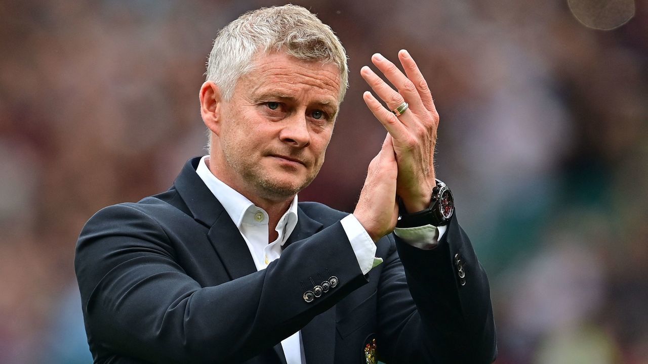 Manchester United's Norwegian manager Ole Gunnar Solskjaer applauds the fans following the English Premier League football match between Manchester United and Aston Villa at Old Trafford in Manchester, north west England, on September 25, 2021. - RESTRICTED TO EDITORIAL USE. No use with unauthorized audio, video, data, fixture lists, club/league logos or 'live' services. Online in-match use limited to 120 images. An additional 40 images may be used in extra time. No video emulation. Social media in-match use limited to 120 images. An additional 40 images may be used in extra time. No use in betting publications, games or single club/league/player publications.