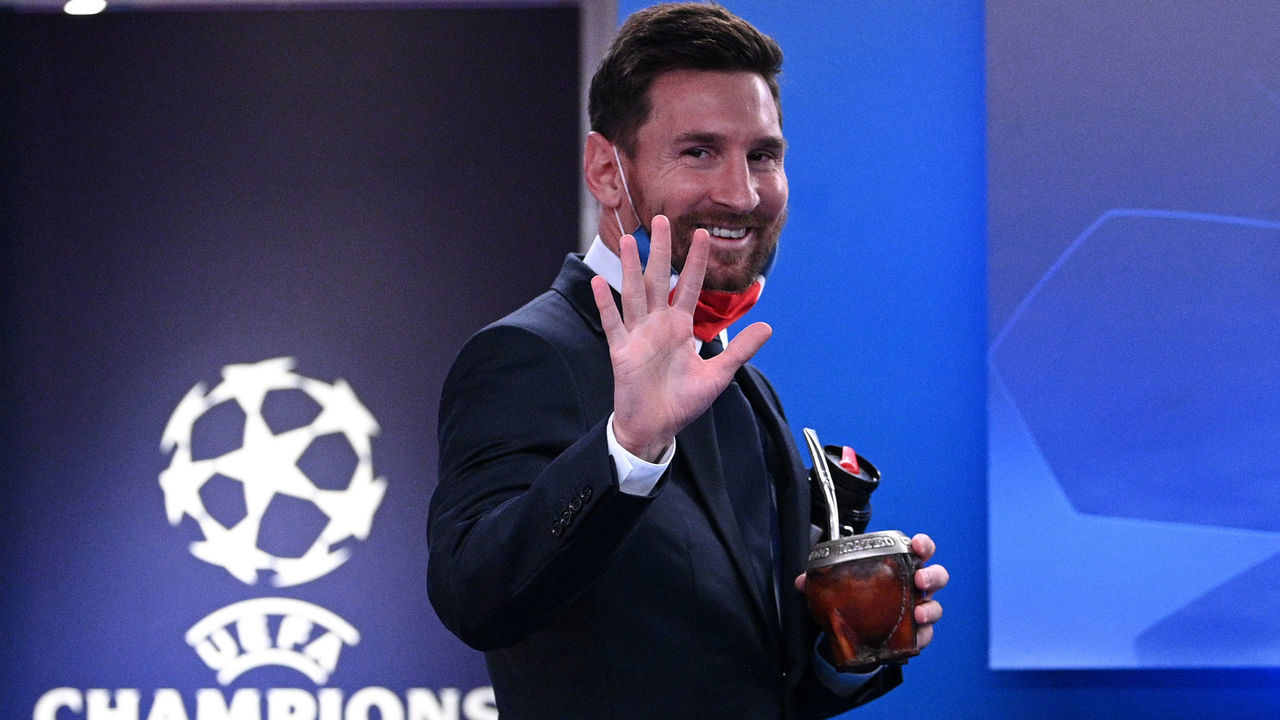 PARIS, FRANCE - SEPTEMBER 28: Lionel Messi of Paris Saint-Germain arrives at the stadium prior to the UEFA Champions League group A match between Paris Saint-Germain and Manchester City at Parc des Princes on September 28, 2021 in Paris, France.
