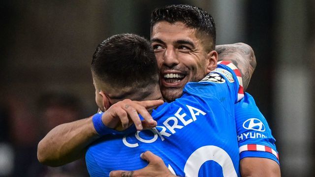Atletico Madrid's Uruguayan forward Luis Suarez (R) celebrates after scoring a penalty during the UEFA Champions League Group B football match between AC Milan and Atletico Madrid on September 28, 2021 at the San Siro stadium in Milan.