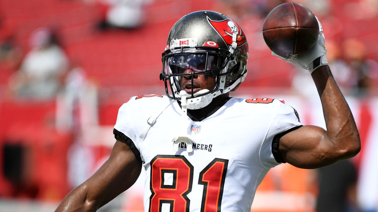 TAMPA, FLORIDA - SEPTEMBER 19: Antonio Brown #81 of the Tampa Bay Buccaneers warms up before the game against the Atlanta Falcons at Raymond James Stadium on September 19, 2021 in Tampa, Florida.