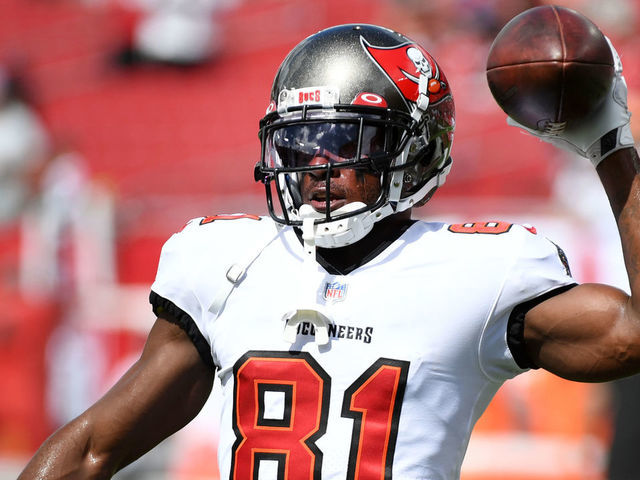 Tampa Bay Buccaneers wide receiver Antonio Brown (81) warms up