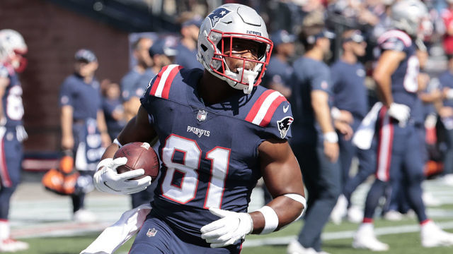 FOXBOROUGH, MA - SEPTEMBER 26: New England Patriots tight end Jonnu Smith (81) carries the ball in warm up before a game between the New England Patriots and the New Orleans Saints on September 26, 2021 at Gillette Stadium in Foxborough, Massachusetts.
