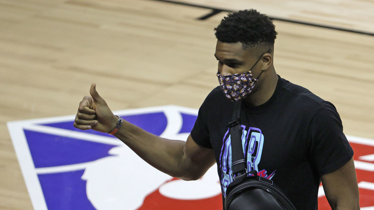 LAS VEGAS, NEVADA - AUGUST 13: Giannis Antetokounmpo of the Milwaukee Bucks gives a thumbs-up as he leaves a game between the Bucks and the Minnesota Timberwolves during the 2021 NBA Summer League at the Thomas & Mack Center on August 13, 2021 in Las Vegas, Nevada.