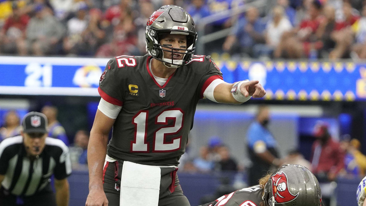 INGLEWOOD, CA - SEPTEMBER 26: Tom Brady #12 of the Buccaneers during an NFL game between the Tampa Bay Buccaneers and the Los Angeles Rams on September 26, 2021, at SoFi Stadium in Inglewood, CA.