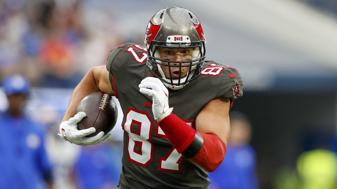 INGLEWOOD, CA - SEPTEMBER 26: Tampa Bay Buccaneers tight end Rob Gronkowski (87) catches the ball for a gain during a game between the Tampa Bay Buccaneers and the Los Angeles Rams at SoFi Stadium on September 26, 2021 in Inglewood, California.