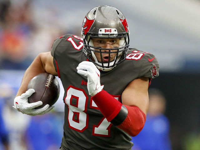 INGLEWOOD, CA - SEPTEMBER 26: Tampa Bay Buccaneers tight end Rob Gronkowski (87) catches the ball for a gain during a game between the Tampa Bay Buccaneers and the Los Angeles Rams at SoFi Stadium on September 26, 2021 in Inglewood, California.