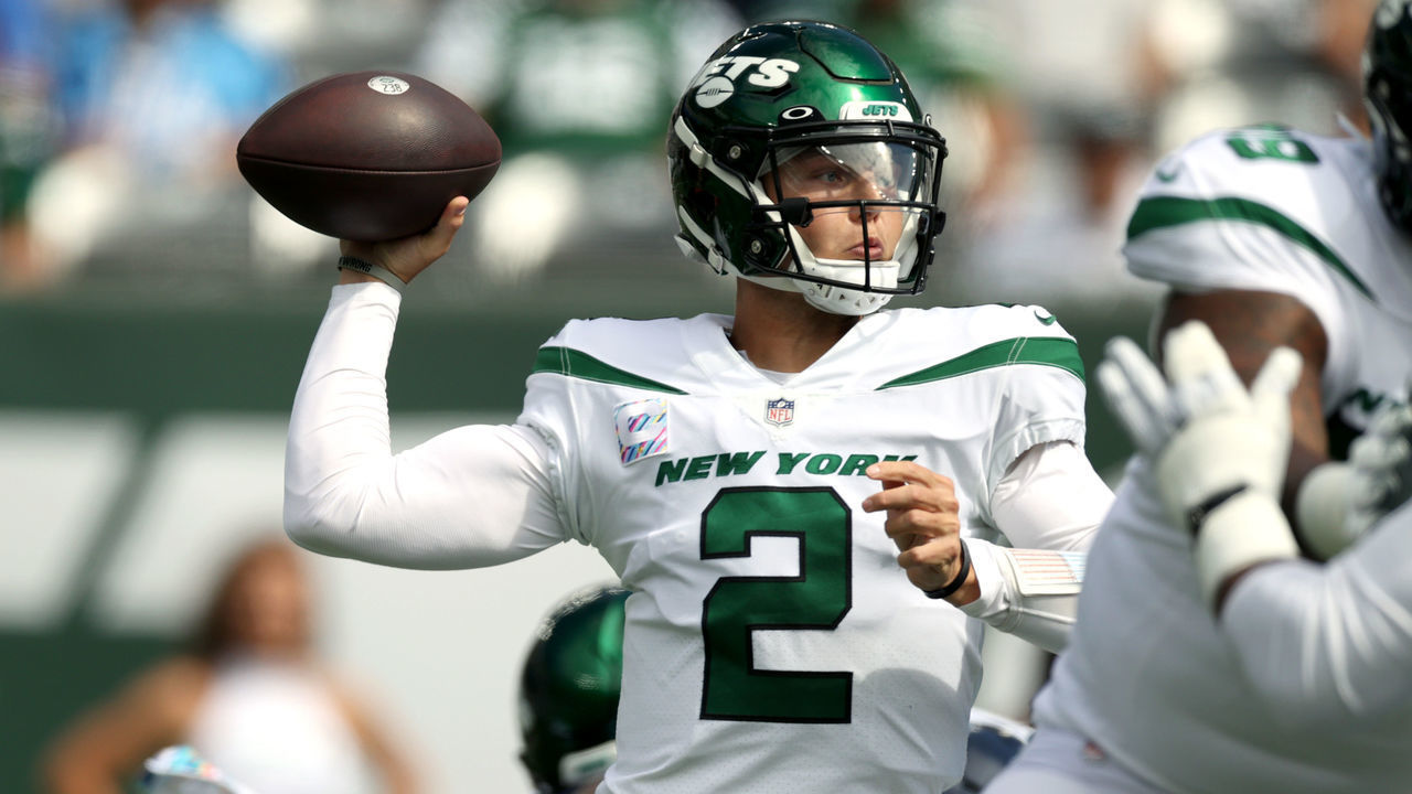 EAST RUTHERFORD, NEW JERSEY - OCTOBER 03: Zach Wilson #2 of the New York Jets looks to throw the ball during the first quarter against the Tennessee Titans at MetLife Stadium on October 03, 2021 in East Rutherford, New Jersey.