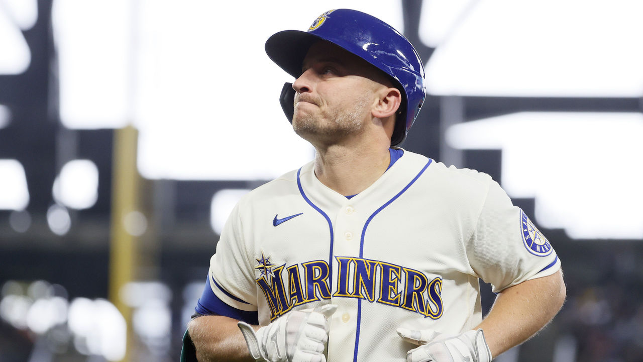 Mariners third baseman Kyle Seager given standing ovation in season finale