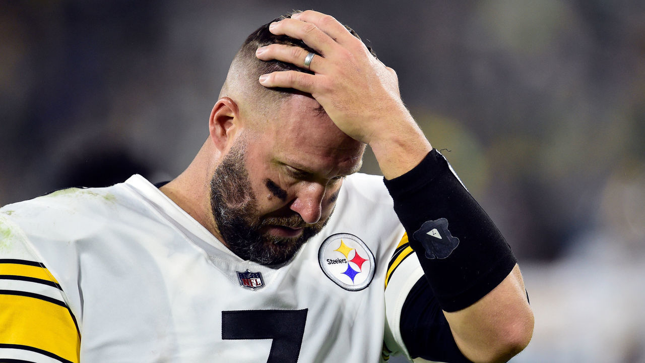 GREEN BAY, WISCONSIN - OCTOBER 03: Ben Roethlisberger #7 of the Pittsburgh Steelers walks off the field after losing to the Green Bay Packers 27-17 at Lambeau Field on October 03, 2021 in Green Bay, Wisconsin.