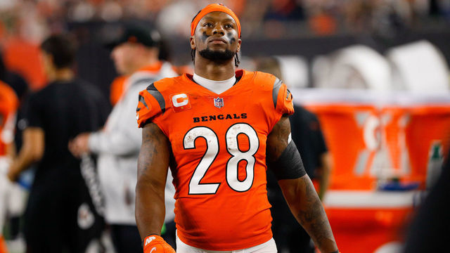 CINCINNATI, OH - SEPTEMBER 30: Cincinnati Bengals running back Joe Mixon (28) looks at the scoreboard during the game against the Jacksonville Jaguars and the Cincinnati Bengals on September 30, 2021, at Paul Brown Stadium in Cincinnati, OH.