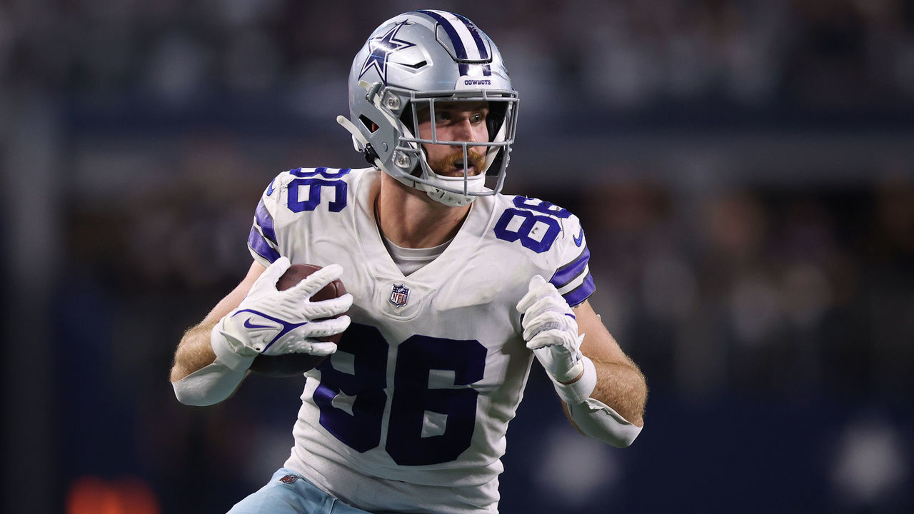 ARLINGTON, TEXAS - SEPTEMBER 27: Dalton Schultz #86 of the Dallas Cowboys scores a second half touchdown while playing the Philadelphia Eagles at AT&T Stadium on September 27, 2021 in Arlington, Texas.