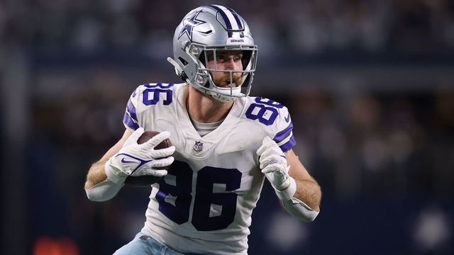 ARLINGTON, TEXAS - SEPTEMBER 27: Dalton Schultz #86 of the Dallas Cowboys scores a second half touchdown while playing the Philadelphia Eagles at AT&T Stadium on September 27, 2021 in Arlington, Texas.