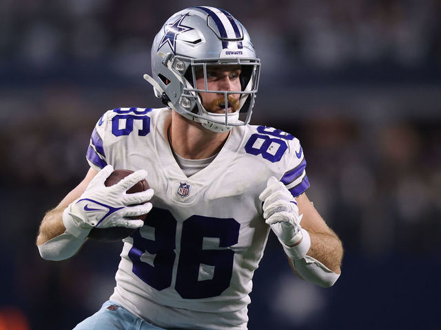 ARLINGTON, TEXAS - SEPTEMBER 27: Dalton Schultz #86 of the Dallas Cowboys scores a second half touchdown while playing the Philadelphia Eagles at AT&T Stadium on September 27, 2021 in Arlington, Texas.