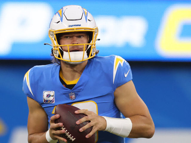 Los Angeles Chargers Quarterback Justin Herbert looks on during the  Photo d'actualité - Getty Images