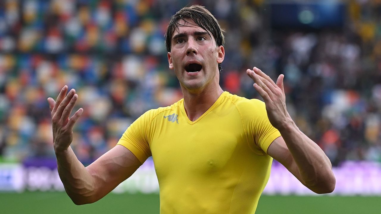 UDINE, ITALY - SEPTEMBER 26: Dusan Vlahovic of ACF Fiorentina celebrates the victory during the Serie A match between Udinese Calcio and ACF Fiorentina at Dacia Arena on September 26, 2021 in Udine, Italy.
