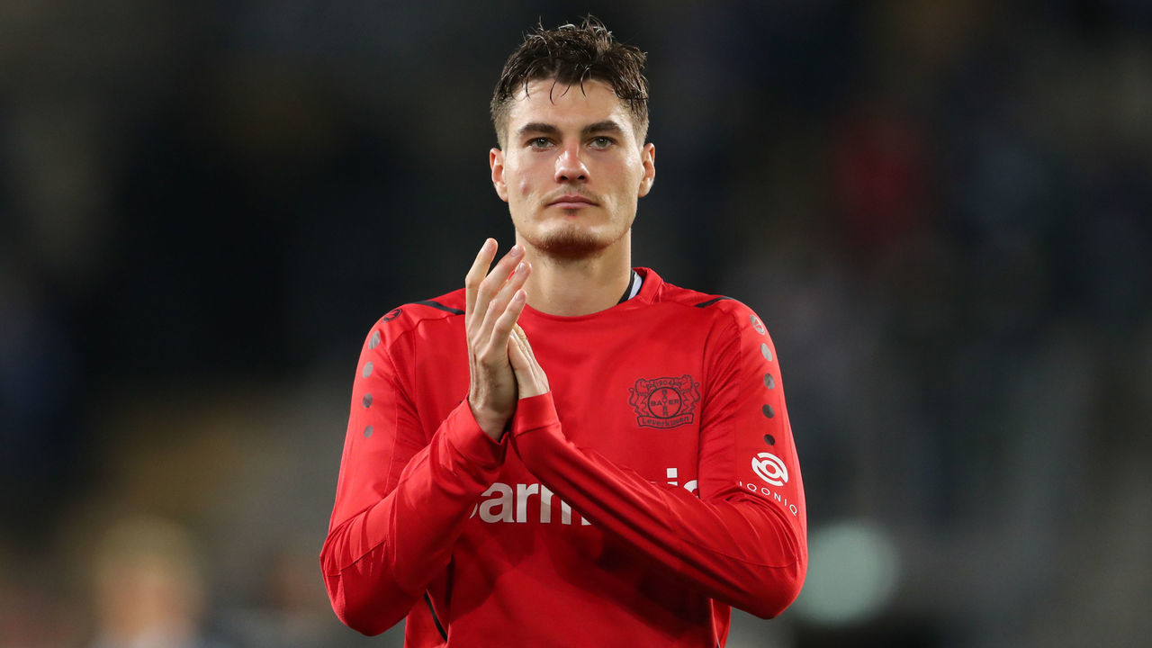 03 October 2021, North Rhine-Westphalia, Bielefeld: Football: Bundesliga, Arminia Bielefeld - Bayer Leverkusen, Matchday 7 at SchücoArena.Leverkusen's Patrik Schick applauds at the end of the match. Photo: Friso Gentsch/dpa - IMPORTANT NOTE: In accordance with the regulations of the DFL Deutsche Fußball Liga and/or the DFB Deutscher Fußball-Bund, it is prohibited to use or have used photographs taken in the stadium and/or of the match in the form of sequence pictures and/or video-like photo series.