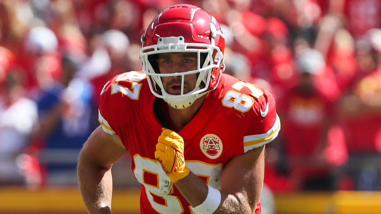 KANSAS CITY, MO - SEPTEMBER 26: Kansas City Chiefs tight end Travis Kelce (87) runs a route in the second quarter of an AFC West matchup between the Los Angeles Chargers and Kansas City Chiefs on Sep 26, 2021 at GEHA Filed at Arrowhead Stadium in Kansas City, MO.