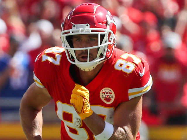 KANSAS CITY, MO - SEPTEMBER 26: Kansas City Chiefs tight end Travis Kelce (87) runs a route in the second quarter of an AFC West matchup between the Los Angeles Chargers and Kansas City Chiefs on Sep 26, 2021 at GEHA Filed at Arrowhead Stadium in Kansas City, MO.