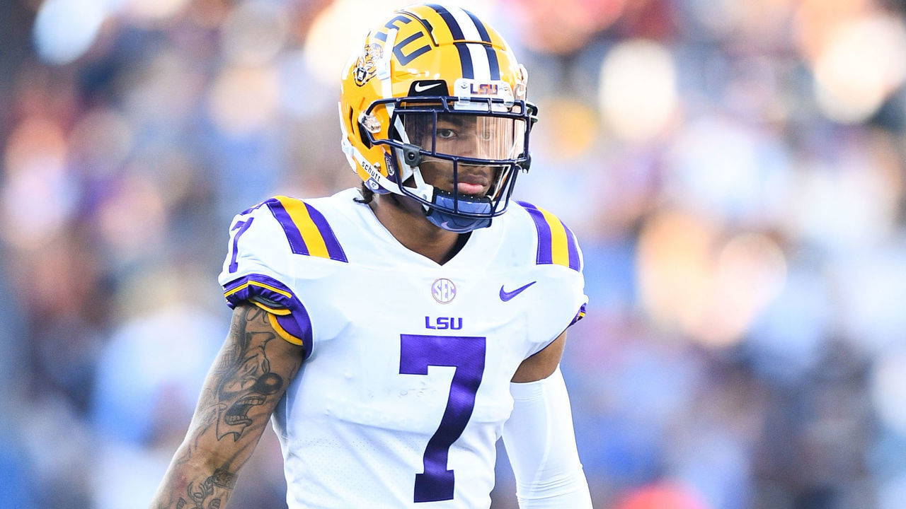PASADENA, CA - SEPTEMBER 04: LSU Tigers Cornerback Derek Stingley Jr. (7) looks on during a college football game between the LSU Tigers and the UCLA Bruins played on September 4, 2021 at the Rose Bowl in Pasadena, CA.