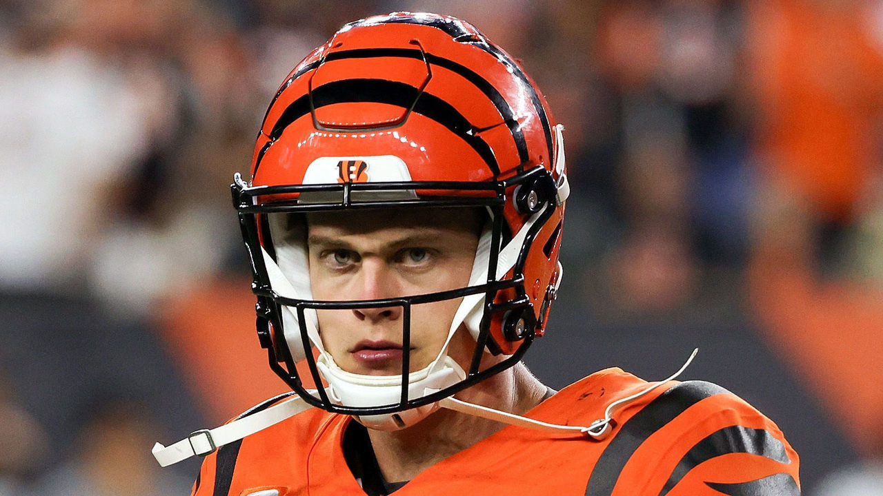 CINCINNATI, OH - SEPTEMBER 30: Cincinnati Bengals quarterback Joe Burrow  (9) looks at the scoreboard during the game against the Jacksonville  Jaguars and the Cincinnati Bengals on September 30, 2021, at Paul