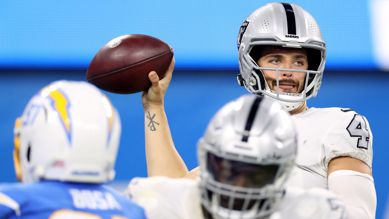 INGLEWOOD, CALIFORNIA - OCTOBER 04: Derek Carr #4 of the Las Vegas Raiders passes during a 28-14 loss to the Los Angeles Chargers at SoFi Stadium on October 04, 2021 in Inglewood, California.