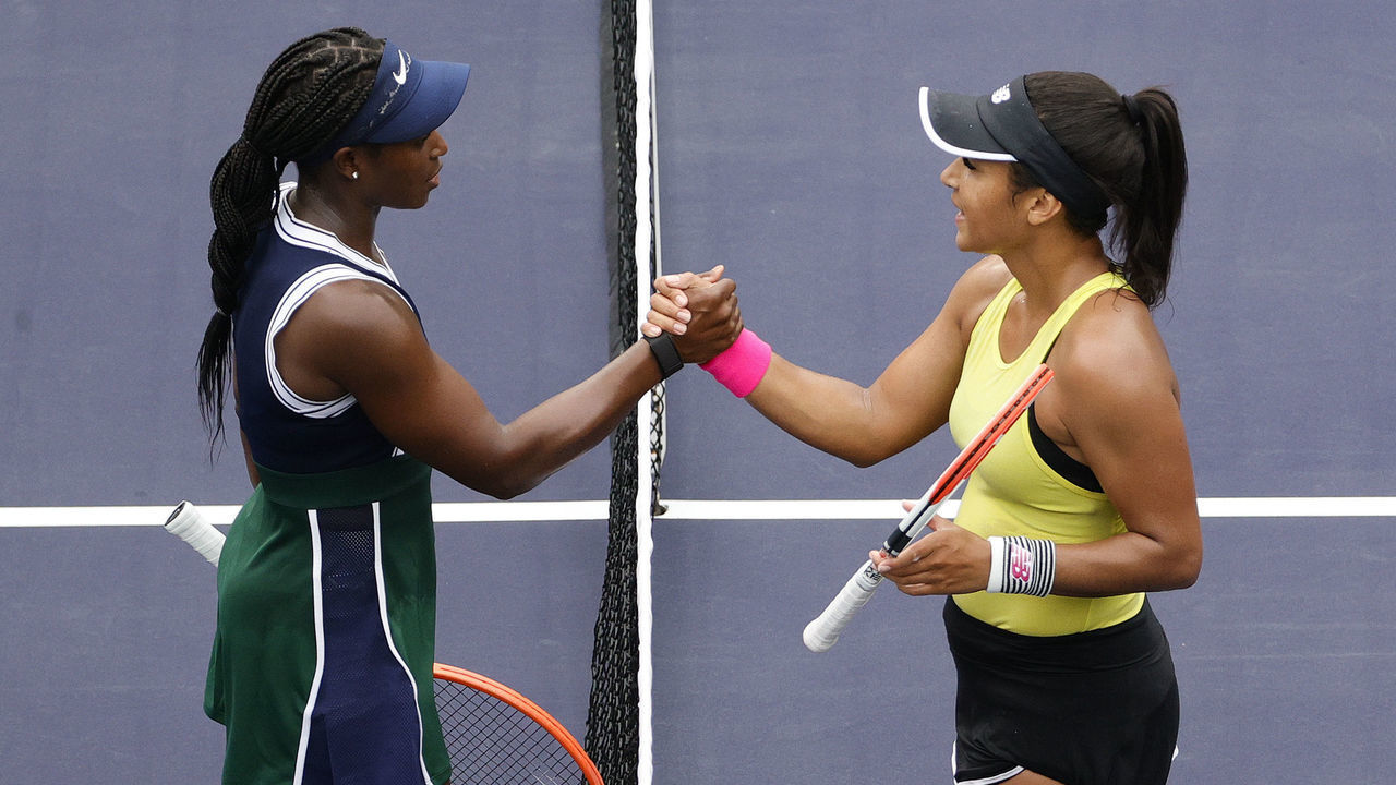 INDIAN WELLS, CALIFORNIA - OCTOBER 06: Sloane Stephens of the United States (L) and Heather Watson of Great Britain shake hands following a match during the BNP Paribas Open at the Indian Wells Tennis Garden on October 06, 2021 in Indian Wells, California.