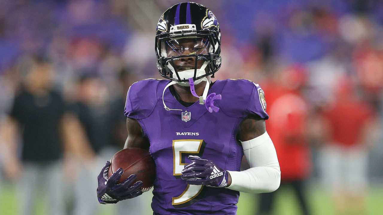 BALTIMORE, MARYLAND - SEPTEMBER 19: Marquise Brown #5 of the Baltimore Ravens warms up prior to the game against the Kansas City Chiefs at M&T Bank Stadium on September 19, 2021 in Baltimore, Maryland.