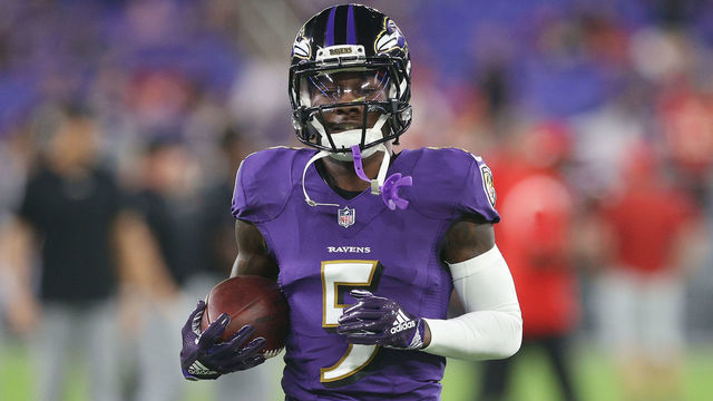 BALTIMORE, MARYLAND - SEPTEMBER 19: Marquise Brown #5 of the Baltimore Ravens warms up prior to the game against the Kansas City Chiefs at M&T Bank Stadium on September 19, 2021 in Baltimore, Maryland.