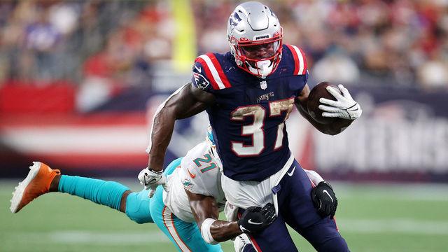 FOXBOROUGH, MASSACHUSETTS - SEPTEMBER 12: Damien Harris #37 of the New England Patriots runs with the ball against the Miami Dolphins during the second half at Gillette Stadium on September 12, 2021 in Foxborough, Massachusetts.