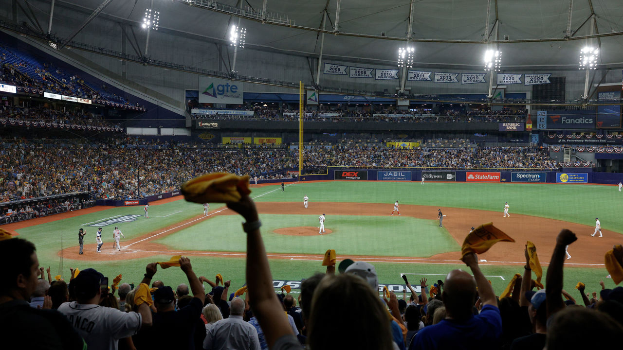 St. Petersburg, United States. 20th Aug, 2021. St. Petersburg, FL. USA; Tampa  Bay Rays fans enjoying an evening at the ball park during a major league  baseball game against the Chicago White