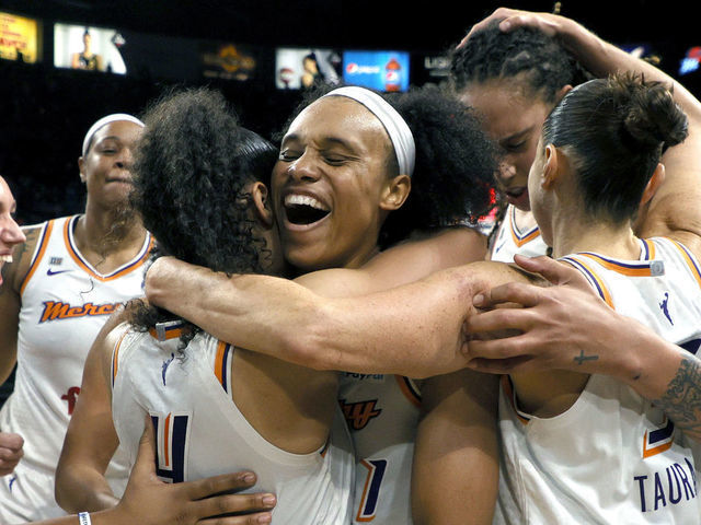 LAS VEGAS, NEVADA - 8 DE OCTUBRE: El Phoenix Mercury, incluido Skylar Diggins-Smith # 4, Brianna Turner # 21, Brittney Griner # 42 y Diana Taurasi # 3 celebran después de derrotar a Las Vegas Aces 87-84 en el quinto juego del 2021 Semifinales de los Playoffs de la WNBA para ganar la serie en el Michelob ULTRA Arena el 8 de octubre de 2021 en Las Vegas, Nevada.