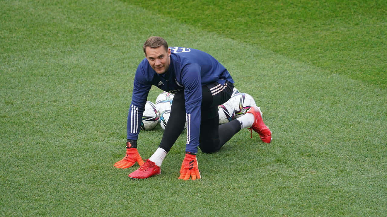 10 October 2021, Hamburg: Football: Final training for the national team before the World Cup qualifier against North Macedonia at Millerntor Stadium. Goalkeeper Manuel Neuer is warming up. Photo: Marcus Brandt/dpa
