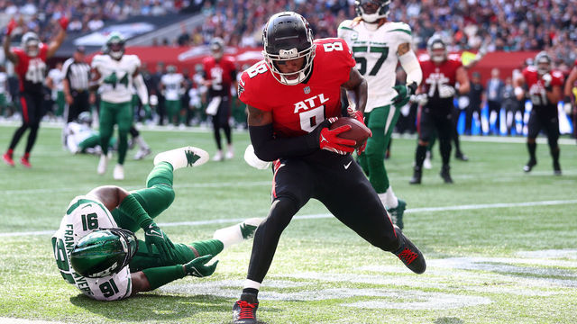 LONDON, ENGLAND - OCTOBER 10: Kyle Pitts #8 of the Atlanta Falcons scores the first touchdown during the NFL London 2021 match between New York Jets and Atlanta Falcons at Tottenham Hotspur Stadium on October 10, 2021 in London, England.