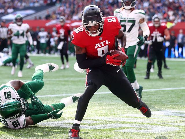 LONDON, ENGLAND - OCTOBER 10: Kyle Pitts #8 of the Atlanta Falcons scores the first touchdown during the NFL London 2021 match between New York Jets and Atlanta Falcons at Tottenham Hotspur Stadium on October 10, 2021 in London, England.