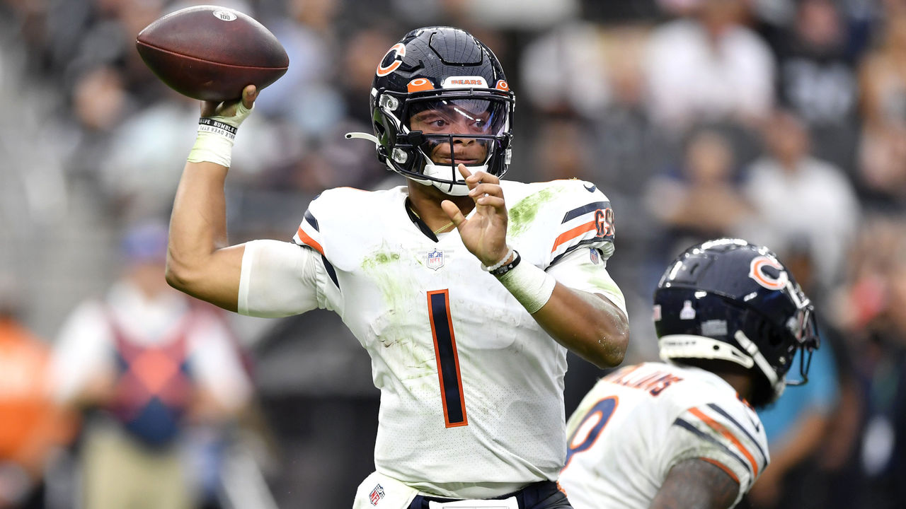 Fields throws 1st TD pass, Bears' defense dominates in Vegas, Taiwan News