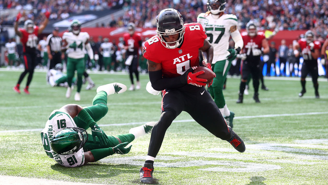LONDON, ENGLAND - OCTOBER 10: Kyle Pitts #8 of the Atlanta Falcons scores the first touchdown during the NFL London 2021 match between New York Jets and Atlanta Falcons at Tottenham Hotspur Stadium on October 10, 2021 in London, England.