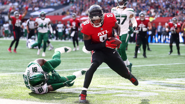 LONDON, ENGLAND - OCTOBER 10: Kyle Pitts #8 of the Atlanta Falcons scores the first touchdown during the NFL London 2021 match between New York Jets and Atlanta Falcons at Tottenham Hotspur Stadium on October 10, 2021 in London, England.