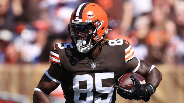 CLEVELAND, OHIO - SEPTEMBER 19: David Njoku #85 of the Cleveland Browns plays against the Houston Texans at FirstEnergy Stadium on September 19, 2021 in Cleveland, Ohio. Cleveland won the game 31-21.