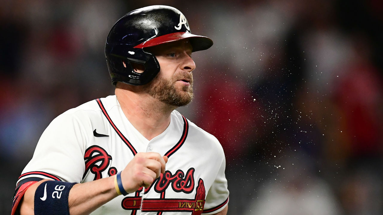 Braves catcher Stephen Vogt out for rest of season after hernia