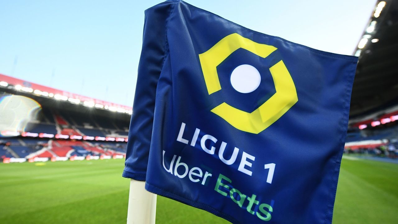 A picturew shows a corner flag bearing the logo of the French Ligue 1 prior to the French L1 football match between Paris Saint-Germain (PSG) and Marseille (OM) at the Parc de Princes stadium in Paris on September 13, 2020.