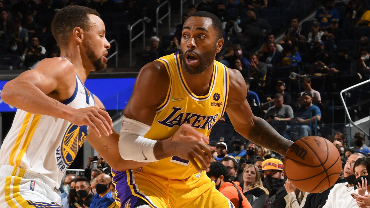 SAN FRANCISCO, CA - OCTOBER 8: Wayne Ellington #2 of the Los Angeles Lakers drives to the basket during a preseason game against the Golden State Warriors on October 8, 2021 at Chase Center in San Francisco, California. NOTE TO USER: User expressly acknowledges and agrees that, by downloading and or using this photograph, user is consenting to the terms and conditions of Getty Images License Agreement. Mandatory Copyright Notice: Copyright 2021 NBAE