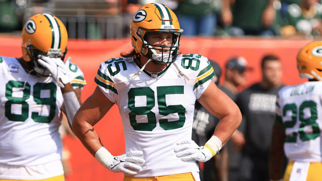 CINCINNATI, OH - OCTOBER 10: Green Bay Packers tight end Robert Tonyan (85) warms up before the game against the Green Bay Packers and the Cincinnati Bengals on October 10, 2021, at Paul Brown Stadium in Cincinnati, OH.
